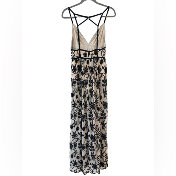 L’Atiste Black and Nude Embroidered Floral Sheer Maxi Dress
Size Small - Picture 6 of 13